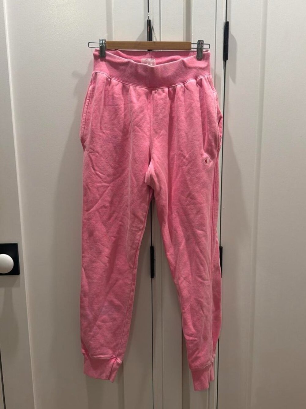 Pink sweatpants with elastic waistband and tapered fit
